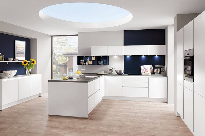 Moderne witte keuken met donkerblauwe details - Afbeelding 2 van 5