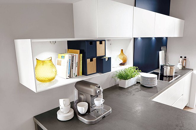 Moderne witte keuken met donkerblauwe details - Afbeelding 3 van 5