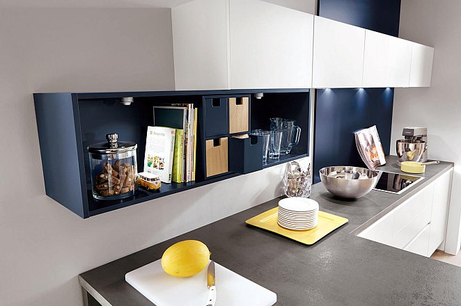 Moderne witte keuken met donkerblauwe details - Afbeelding 4 van 5