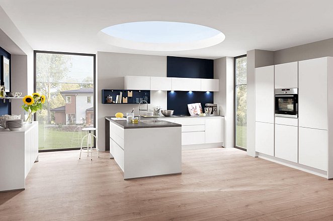 Moderne witte keuken met donkerblauwe details - Afbeelding 5 van 5