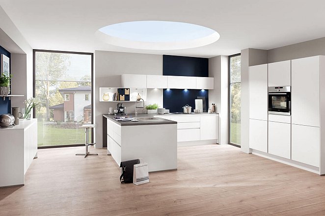 Moderne witte keuken met donkerblauwe details - Afbeelding 1 van 5