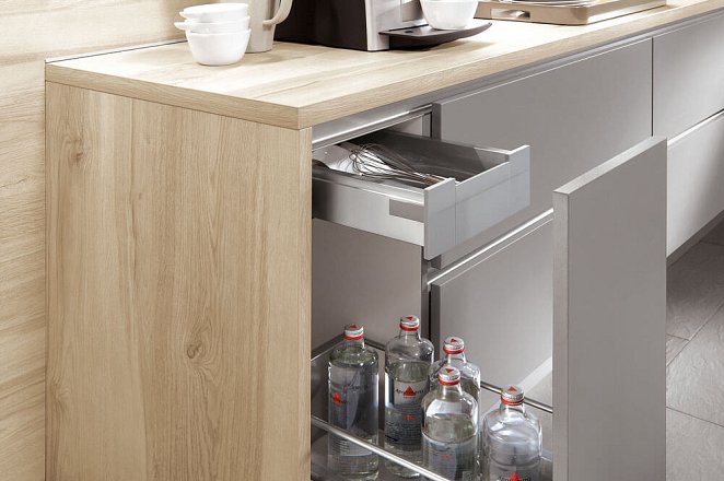 Grijze greeploze keuken met eiland opstelling - Afbeelding 2 van 3