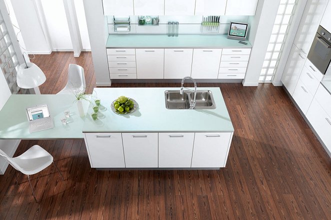 Strakke witte keuken met spoeleiland - Afbeelding 2 van 2