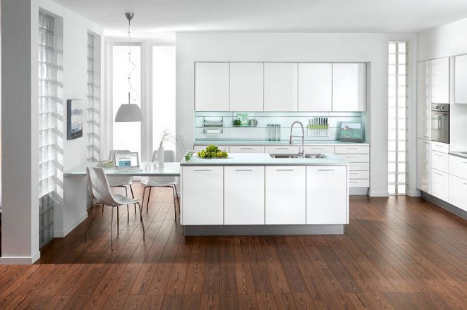 Strakke witte keuken met spoeleiland - Afbeelding 1 van 2
