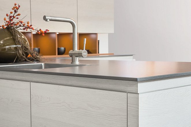 Strakke keuken met ultradun werkblad - Afbeelding 1 van 3