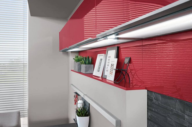 Ruime keuken uitgevoerd in hoogglans rood - Afbeelding 2 van 5