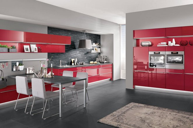 Ruime keuken uitgevoerd in hoogglans rood - Afbeelding 3 van 5