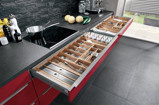 Ruime keuken uitgevoerd in hoogglans rood - Afbeelding 4 van 5