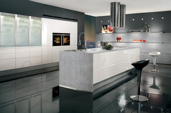 Riante eilandkeuken met inbouw kastenwand - Afbeelding 1 van 1