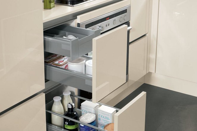 Moderne greeploze hoekkeuken in hoogglans vanille - Afbeelding 2 van 3