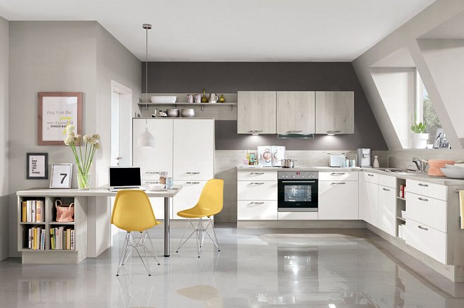 Lichte hoekkeuken met ontbijttafel - Afbeelding 1 van 3
