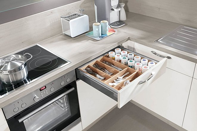 Lichte hoekkeuken met ontbijttafel - Afbeelding 3 van 3