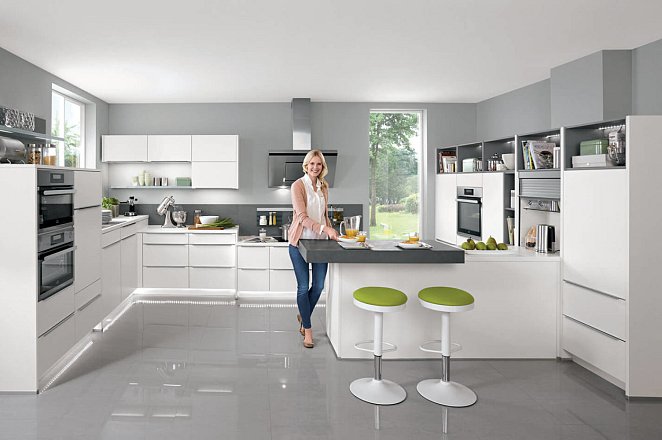 Ruim opgezette keuken met eiland en eetgedeelte - Afbeelding 1 van 17