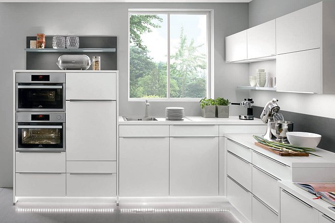 Ruim opgezette keuken met eiland en eetgedeelte - Afbeelding 3 van 17