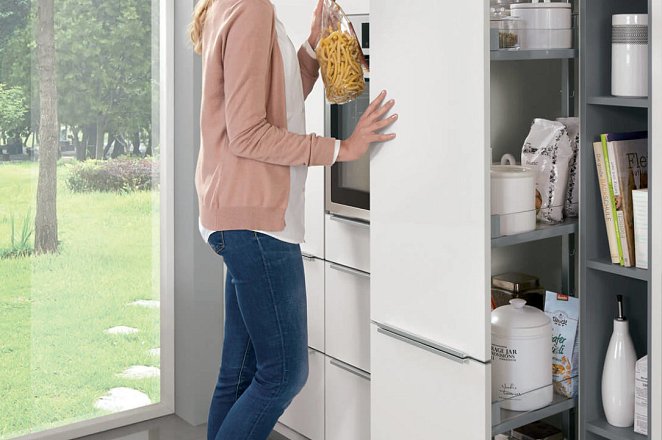 Ruim opgezette keuken met eiland en eetgedeelte - Afbeelding 9 van 17
