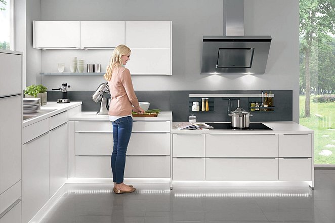 Ruim opgezette keuken met eiland en eetgedeelte - Afbeelding 13 van 17
