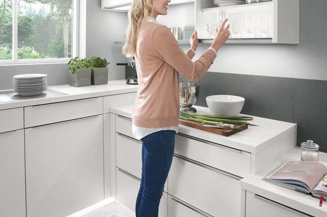 Ruim opgezette keuken met eiland en eetgedeelte - Afbeelding 14 van 17