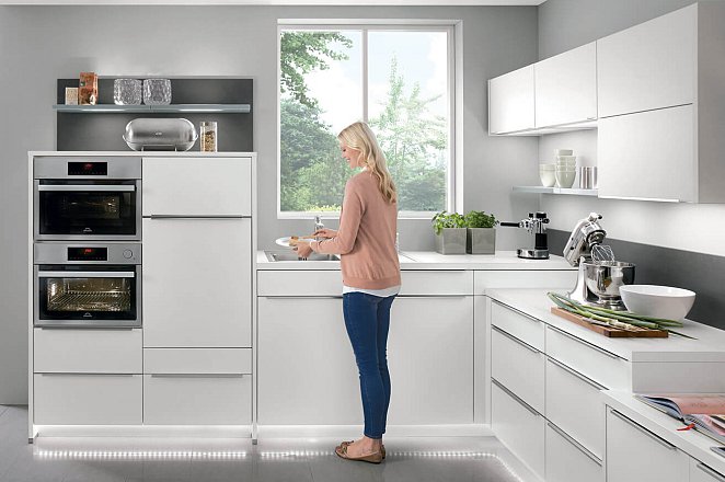 Ruim opgezette keuken met eiland en eetgedeelte - Afbeelding 15 van 17