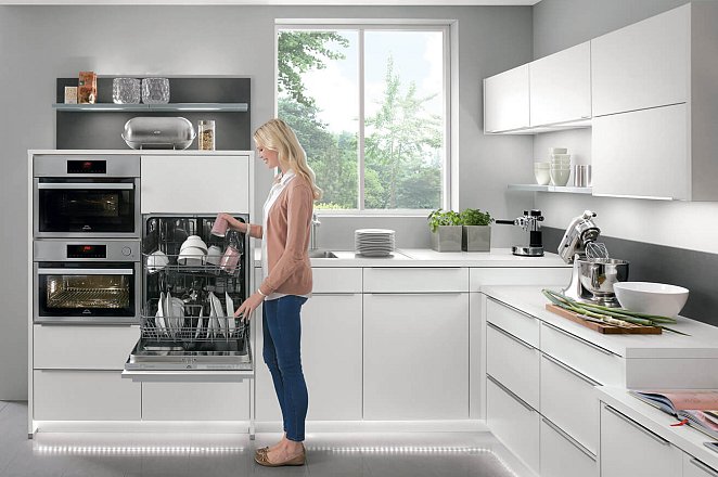 Ruim opgezette keuken met eiland en eetgedeelte - Afbeelding 16 van 17