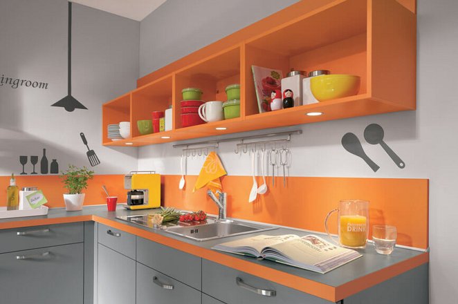 Moderne hoekkeuken met open bovenkasten - Afbeelding 3 van 8