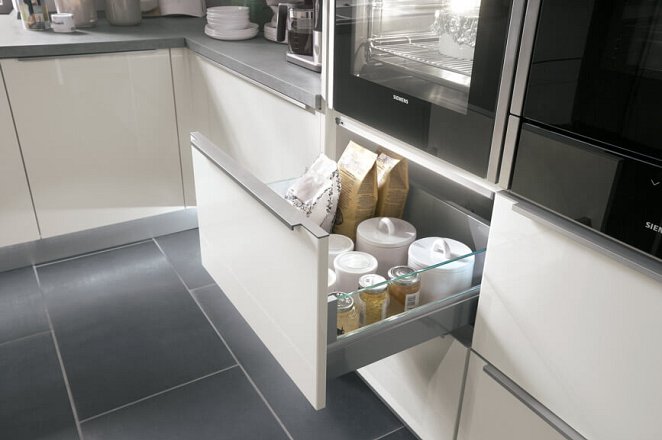 Lichte keuken in hoekopstelling - Afbeelding 2 van 5
