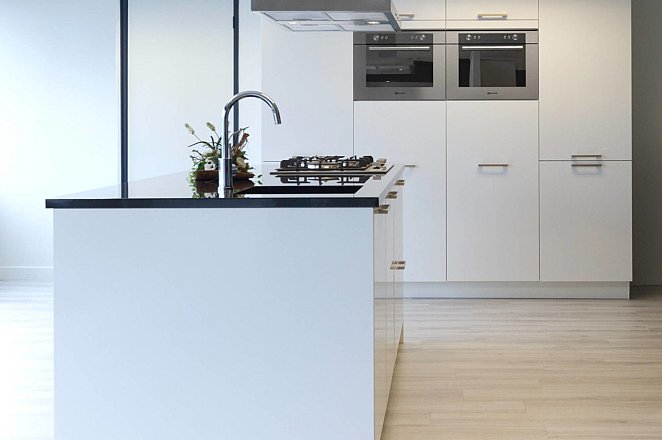 Voorraad keuken met eiland - Afbeelding 1 van 1