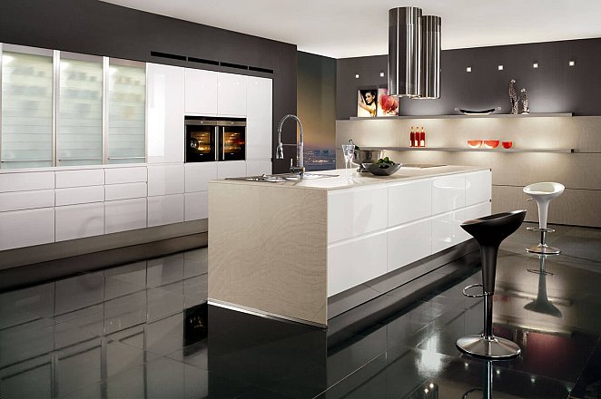 Strakke design keuken met eiland en grote inbouw kastenwand - Afbeelding 1 van 1
