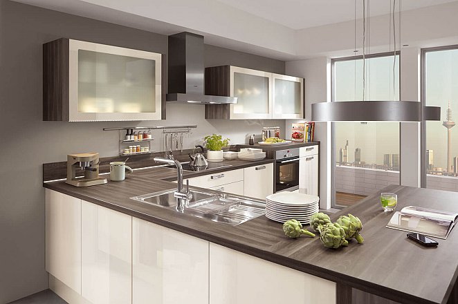 Moderne keuken in U-opstelling - Afbeelding 2 van 2