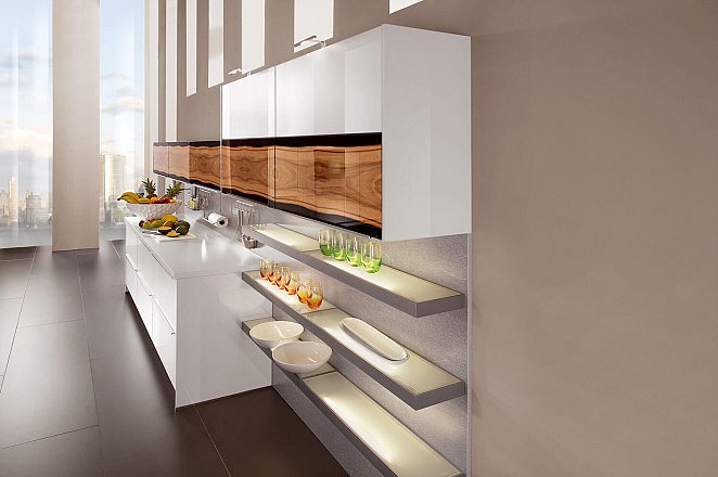 Ruime keuken met kookeiland en inbouw kastenwand - Afbeelding 2 van 2
