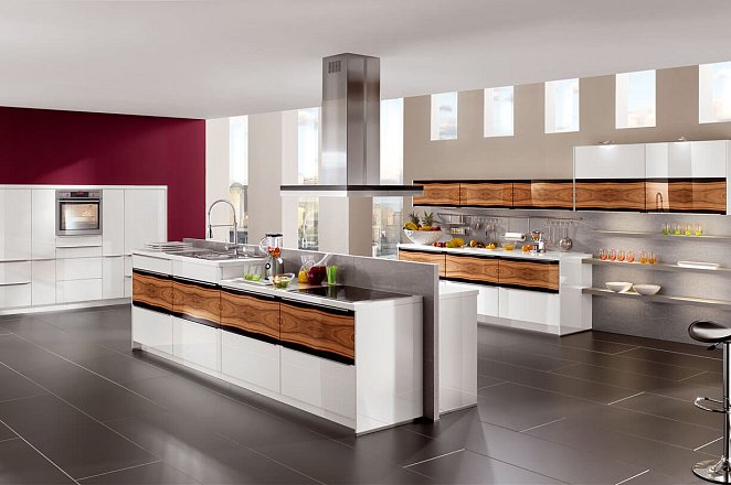 Ruime keuken met kookeiland en inbouw kastenwand - Afbeelding 1 van 2
