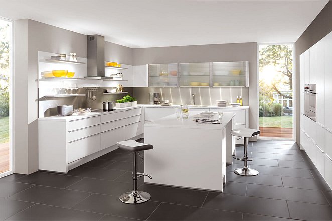 Strakke witte keuken met eiland - Afbeelding 1 van 1