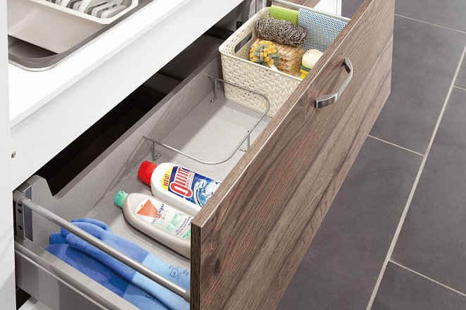 Ruime keuken met extra kasten en televisie wandmeubel - Afbeelding 5 van 9