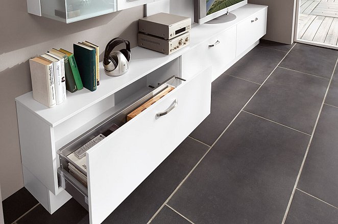 Ruime keuken met extra kasten en televisie wandmeubel - Afbeelding 6 van 9