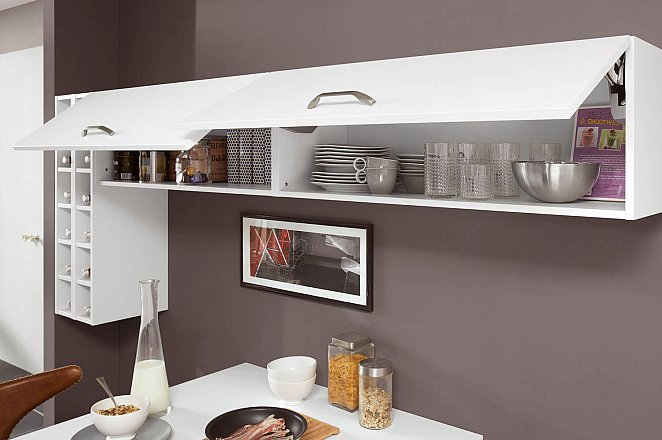 Ruime keuken met extra kasten en televisie wandmeubel - Afbeelding 8 van 9