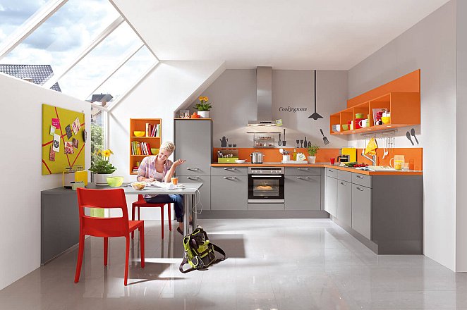 Moderne hoekkeuken met eettafel - Afbeelding 1 van 6