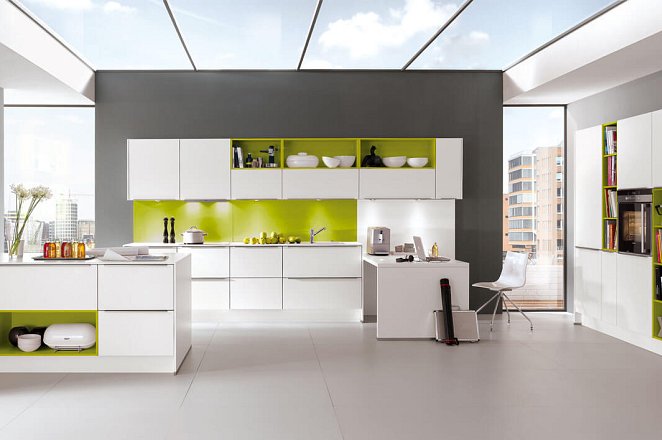 Strakke witte keuken met eiland - Afbeelding 1 van 1